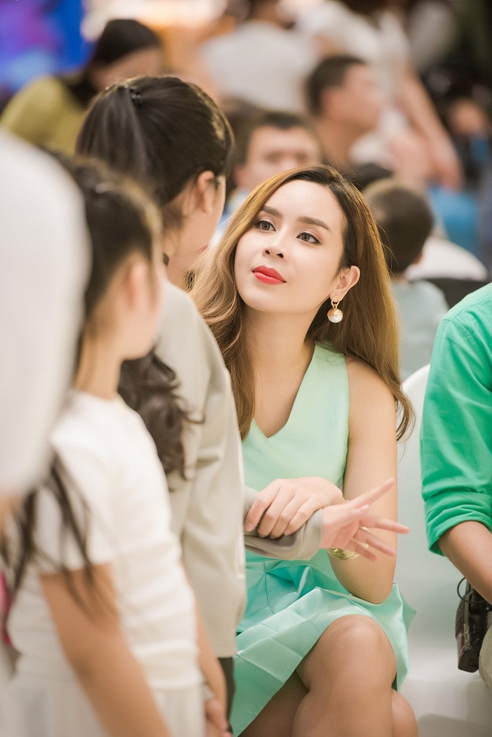 “Bà mẹ hai con” rất yêu trẻ con và gần gũi với nhiều khán giả.