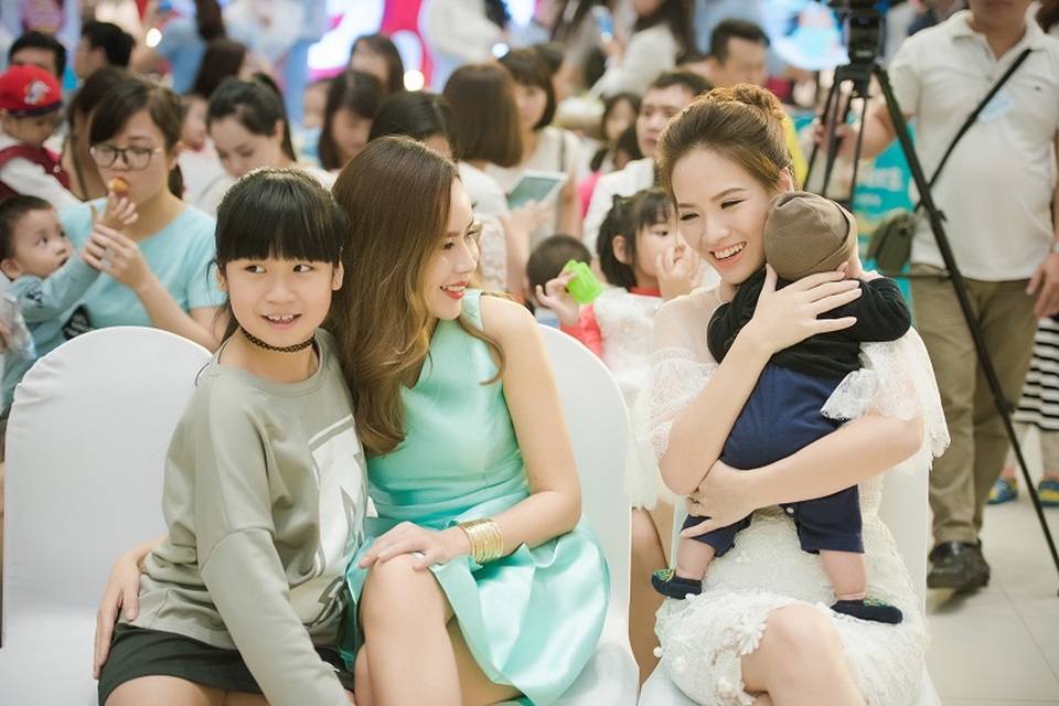 Trên trang cá nhân, nữ MC thường xuyên chia sẻ những câu chuyện và hình ảnh ngọt ngào cùng chồng con.