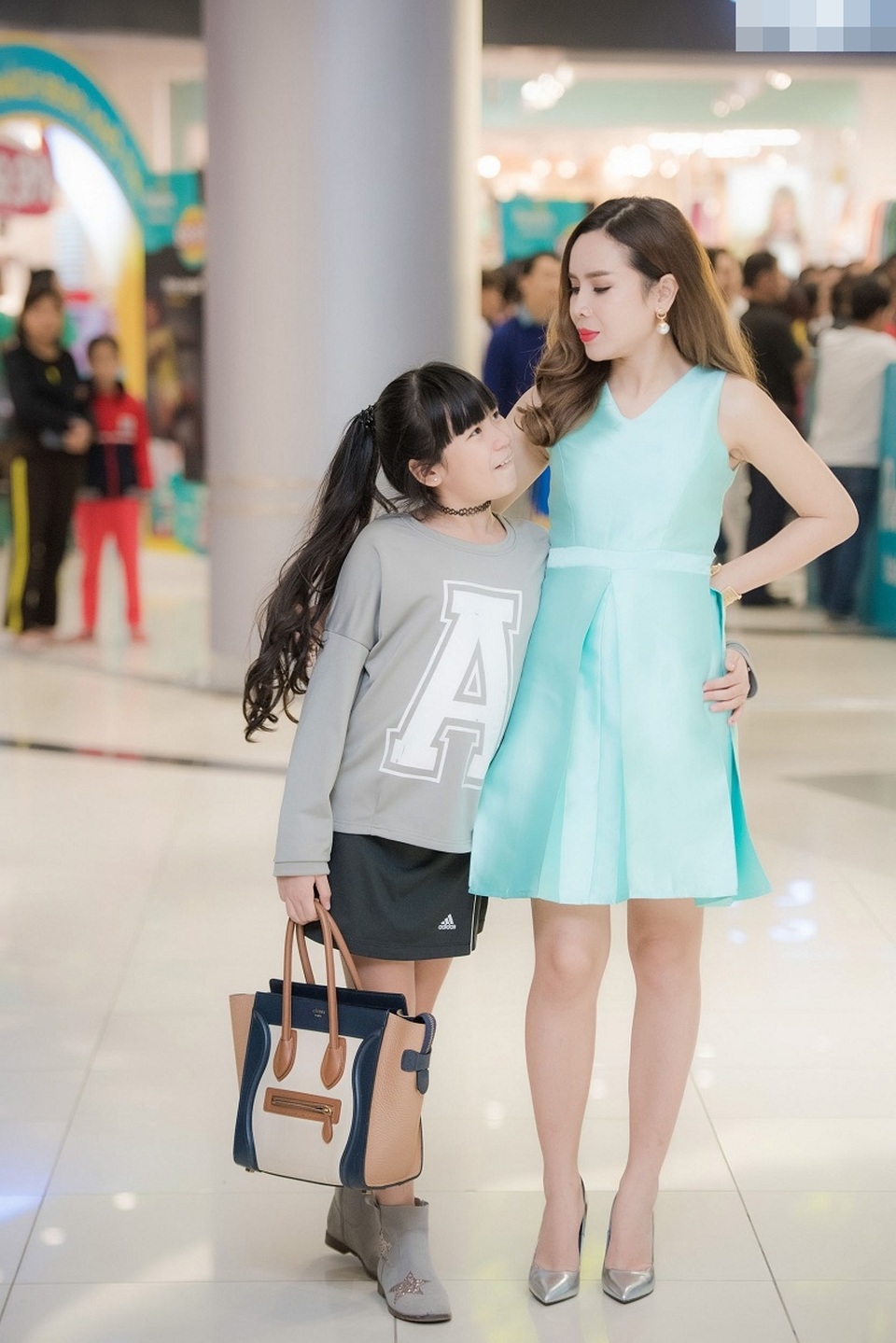 Cô cũng dẫn cháu gái đi cùng và sau khi diễn xong cô lập tức ra sân bay về TP.HCM để chăm con.