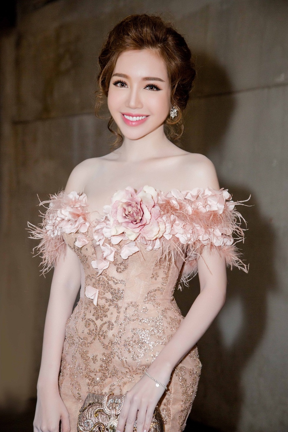 Gần đây, Elly Trần khá hạn chế tham dự ở các sự kiện nhằm chuẩn bị cho con trai Alfie Túc Mạch đến lớp. Nhóc tì thuộc hàng hot nhất nhì showbiz Việt dù chỉ mới hơn một tuổi nhưng đã được mẹ Elly Trần cho đi học để rèn cho con sự tự lập từ bé.