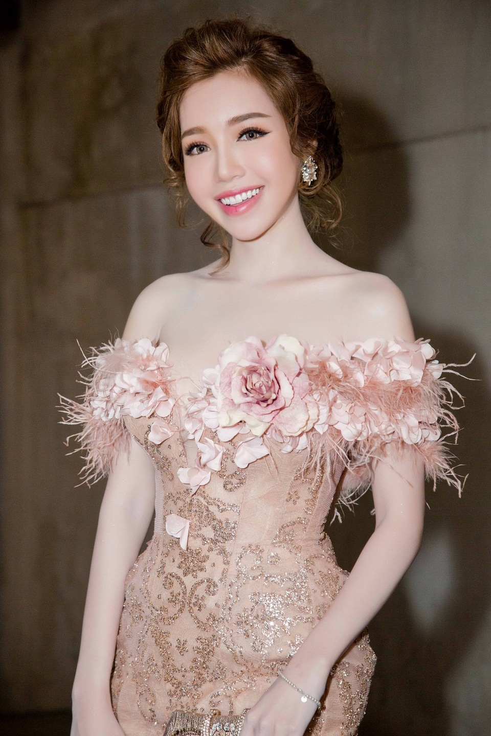 Elly Trần từng chia sẻ một clip về hai thiên thần nhỏ với những tâm sự khi cân nhắc quay trở lại công việc hay không. Kéo dài hơn tám phút, đoạn clip khiến người xem dễ xúc động.