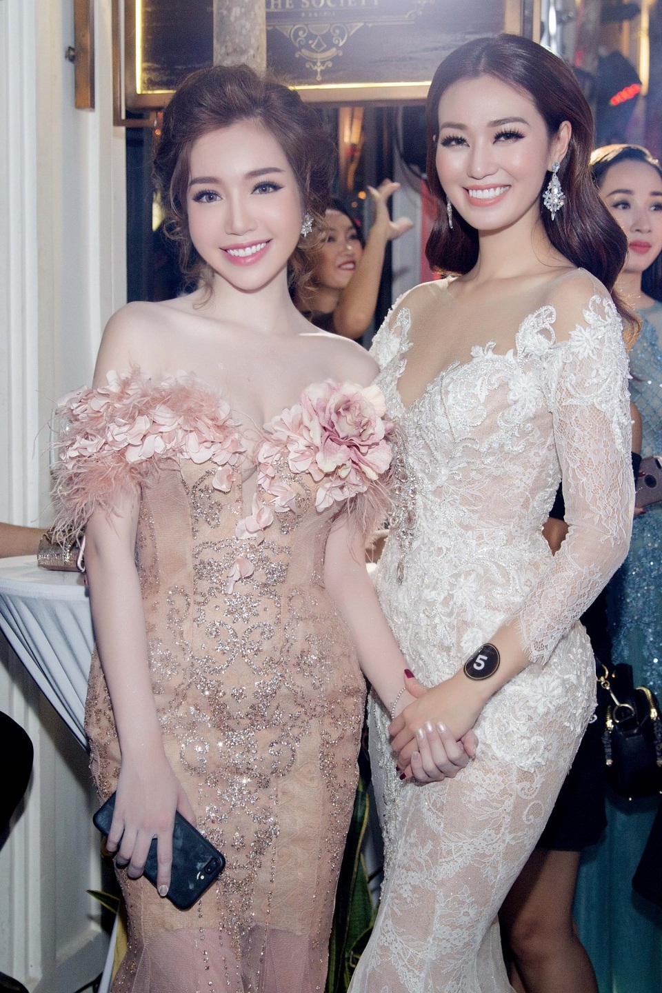 Các nữ diễn viên tranh thủ chụp ảnh lưu niệm và trò chuyện về công việc, dự định sắp tới, không quên chia sẻ cho nhau những kiến thức về làm đẹp, giữ gìn sắc vóc.