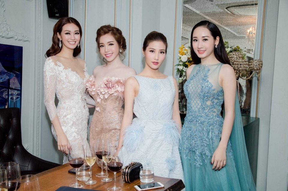 Elly Trần hội ngộ nhiều sao nữ khác của showbiz Việt như: Diễm My, Khánh My...