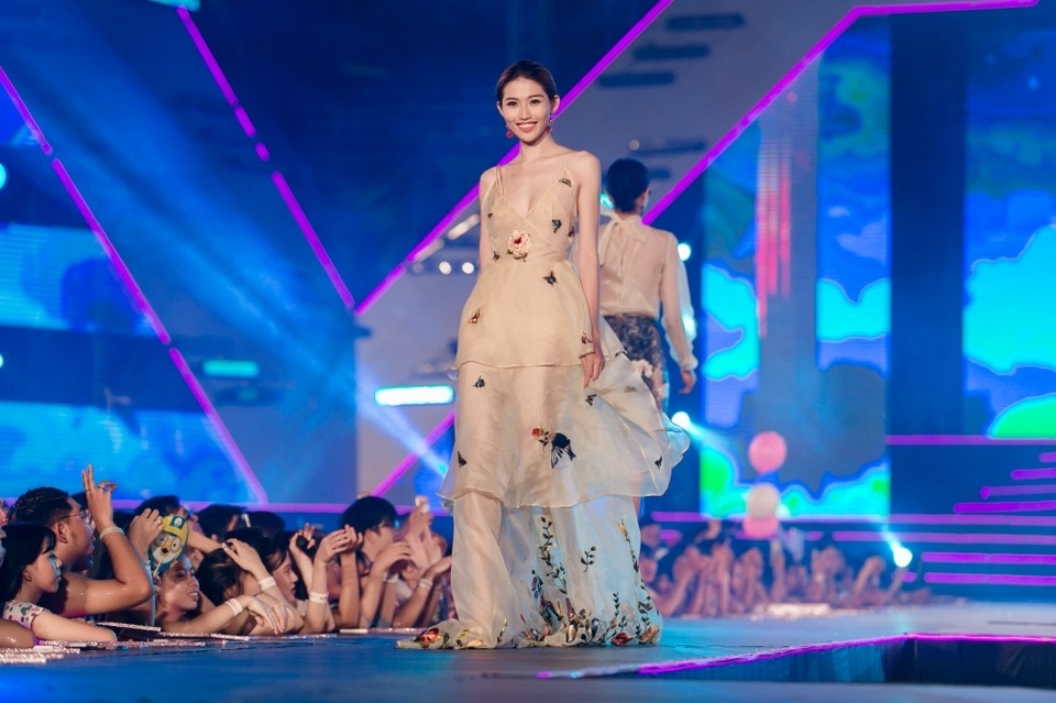 Trong bộ sưu tập đầu tiên, Quỳnh Châu bất ngờ khoe vẻ gợi cảm trong thiết kế đầm xếp tầng chất liệu trong suốt. Người đẹp nở nụ cười tươi tắn suốt đường catwalk.