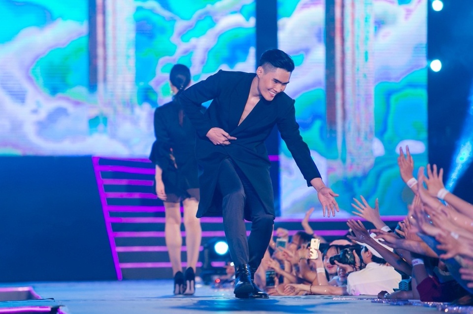 Trong khi đó, Quang Hùng trình diễn bộ trang phục vest dáng dài. Quán quân Next Top Model 2014 phanh áo khoe body rắn rỏi khiến nhiều khán giả vô cùng thích thú. Anh còn nhiệt tình giao lưu bắt tay cùng khán giả hâm mộ.