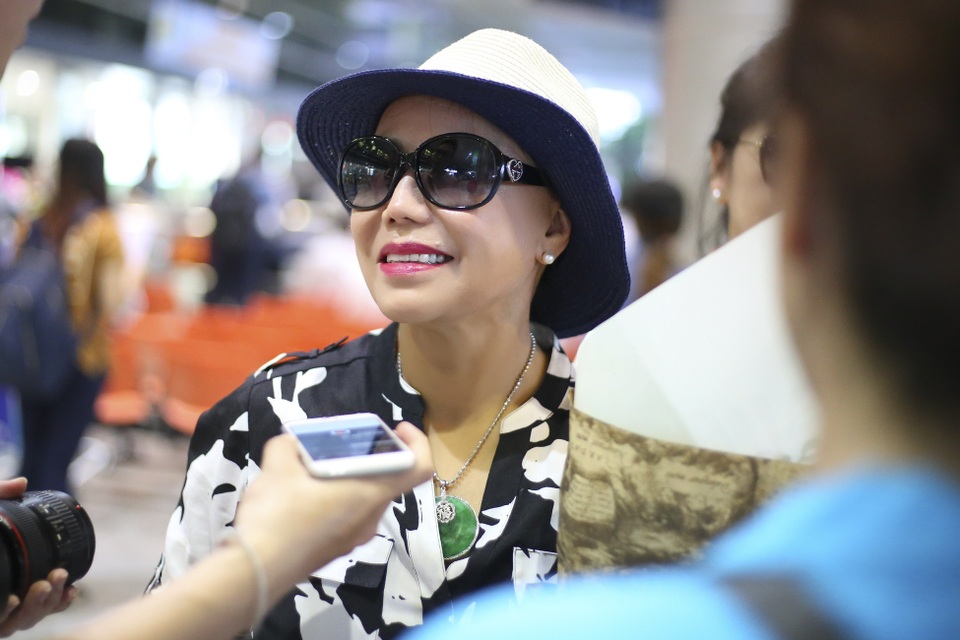 Danh ca Thanh Tuyền về Việt Nam, sắp hội ngộ Lệ Quyên, Bằng Kiều - 3 Nữ danh ca trả lời PV của báo chí ngay tại sân bay.