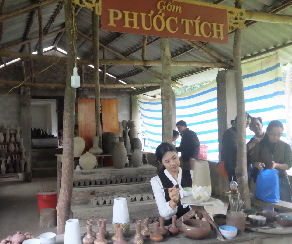 Hoa hậu Ngọc Hân đội mưa thăm làng gốm cổ 500 tuổi tại Huế - 10