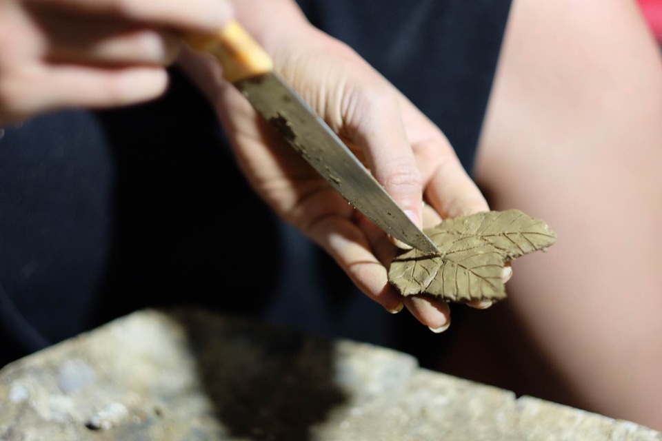 Hoa hậu Ngọc Hân đội mưa thăm làng gốm cổ 500 tuổi tại Huế - 4