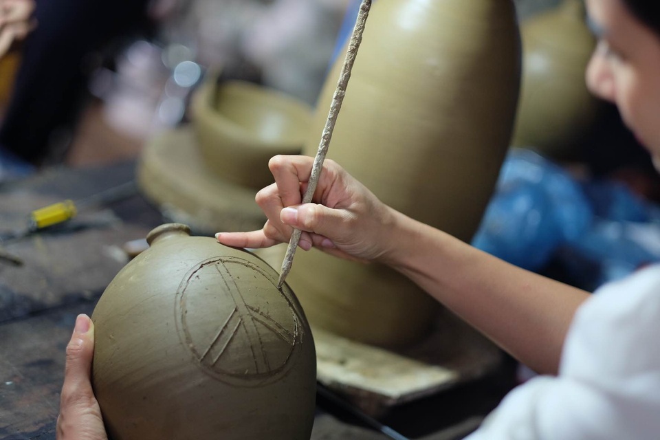 Hoa hậu Ngọc Hân đội mưa thăm làng gốm cổ 500 tuổi tại Huế - 8