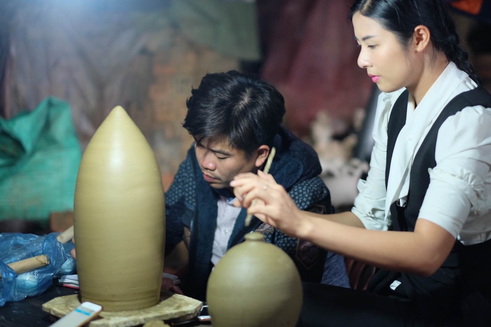 Hoa hậu Ngọc Hân đội mưa thăm làng gốm cổ 500 tuổi tại Huế - 12