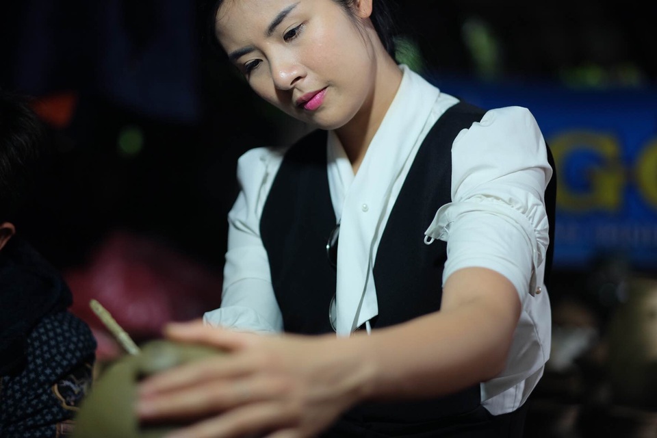 Hoa hậu Ngọc Hân đội mưa thăm làng gốm cổ 500 tuổi tại Huế - 6