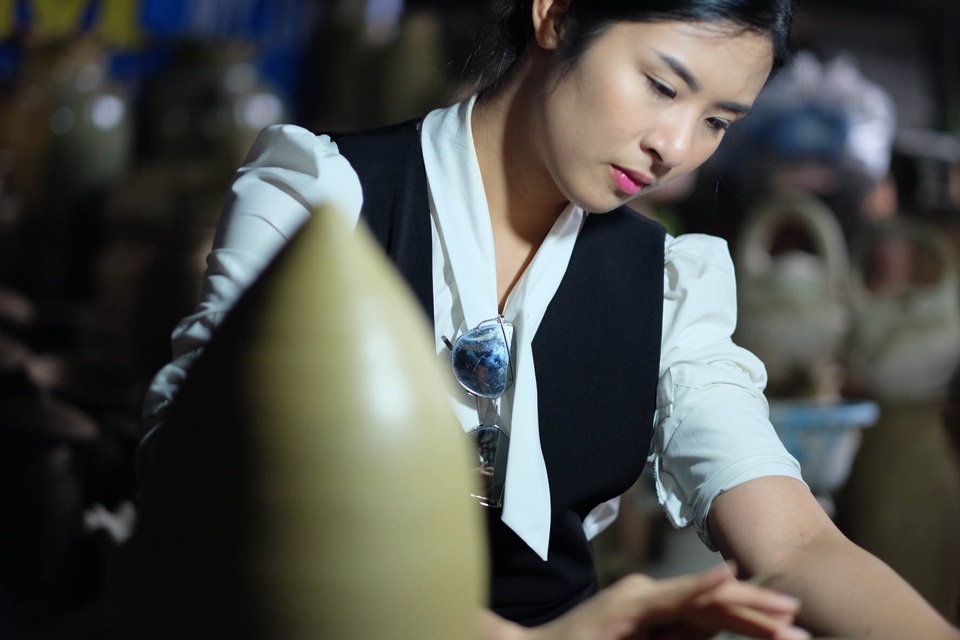 Hoa hậu Ngọc Hân đội mưa thăm làng gốm cổ 500 tuổi tại Huế - 7