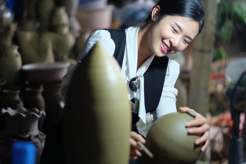 Hoa hậu Ngọc Hân đội mưa thăm làng gốm cổ 500 tuổi tại Huế - 11