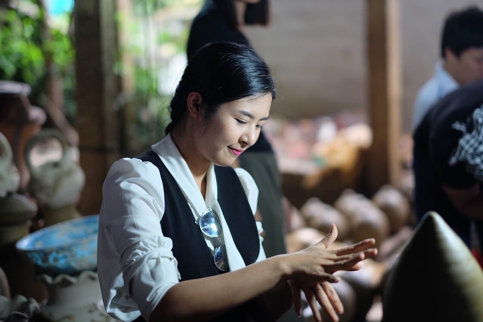Hoa hậu Ngọc Hân đội mưa thăm làng gốm cổ 500 tuổi tại Huế - 2