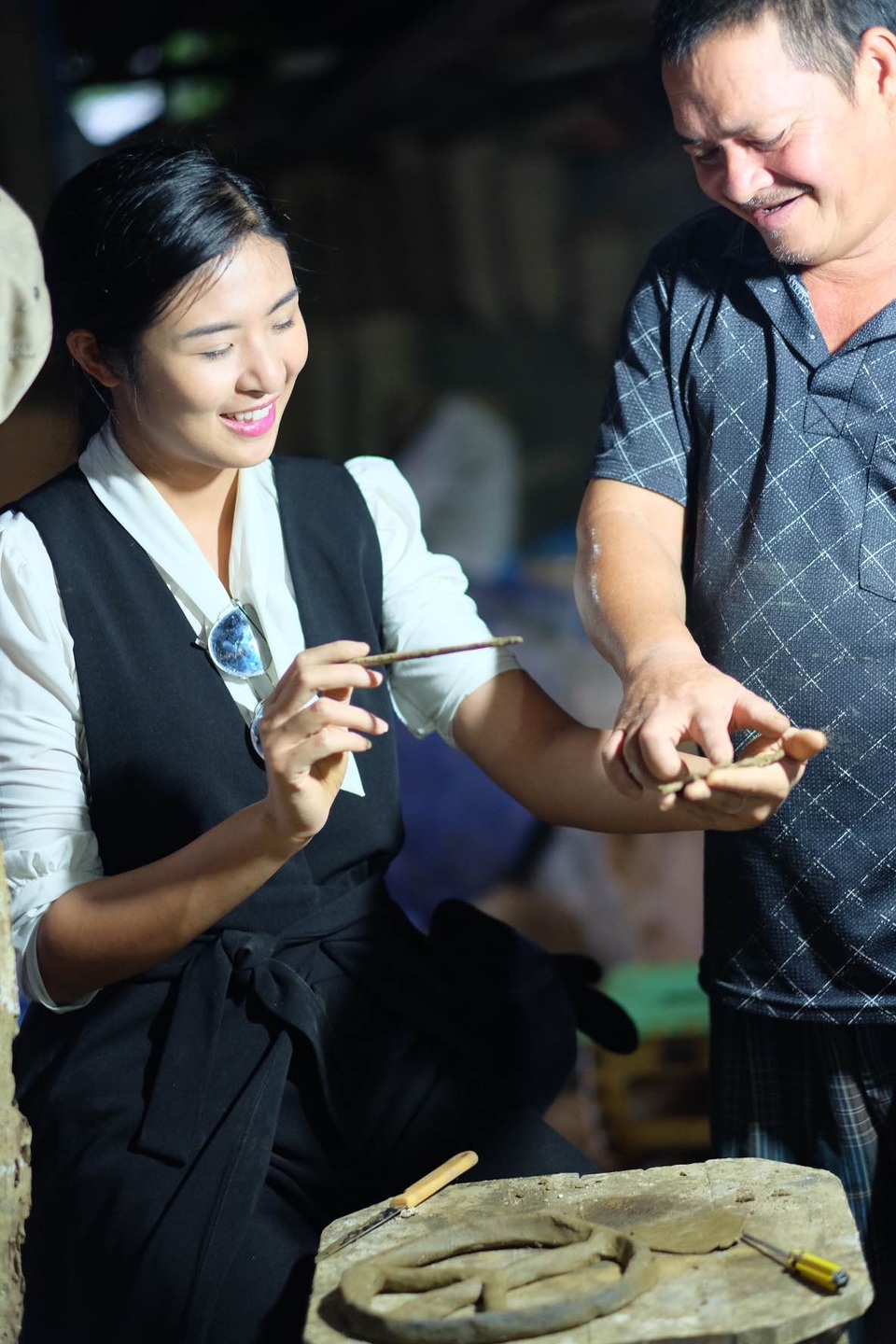 Hoa hậu Ngọc Hân đội mưa thăm làng gốm cổ 500 tuổi tại Huế - 3