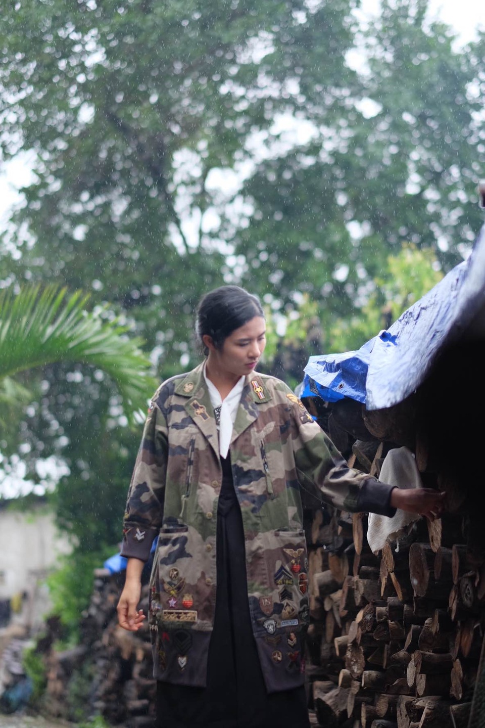 Hoa hậu Ngọc Hân đội mưa thăm làng gốm cổ 500 tuổi tại Huế - 15