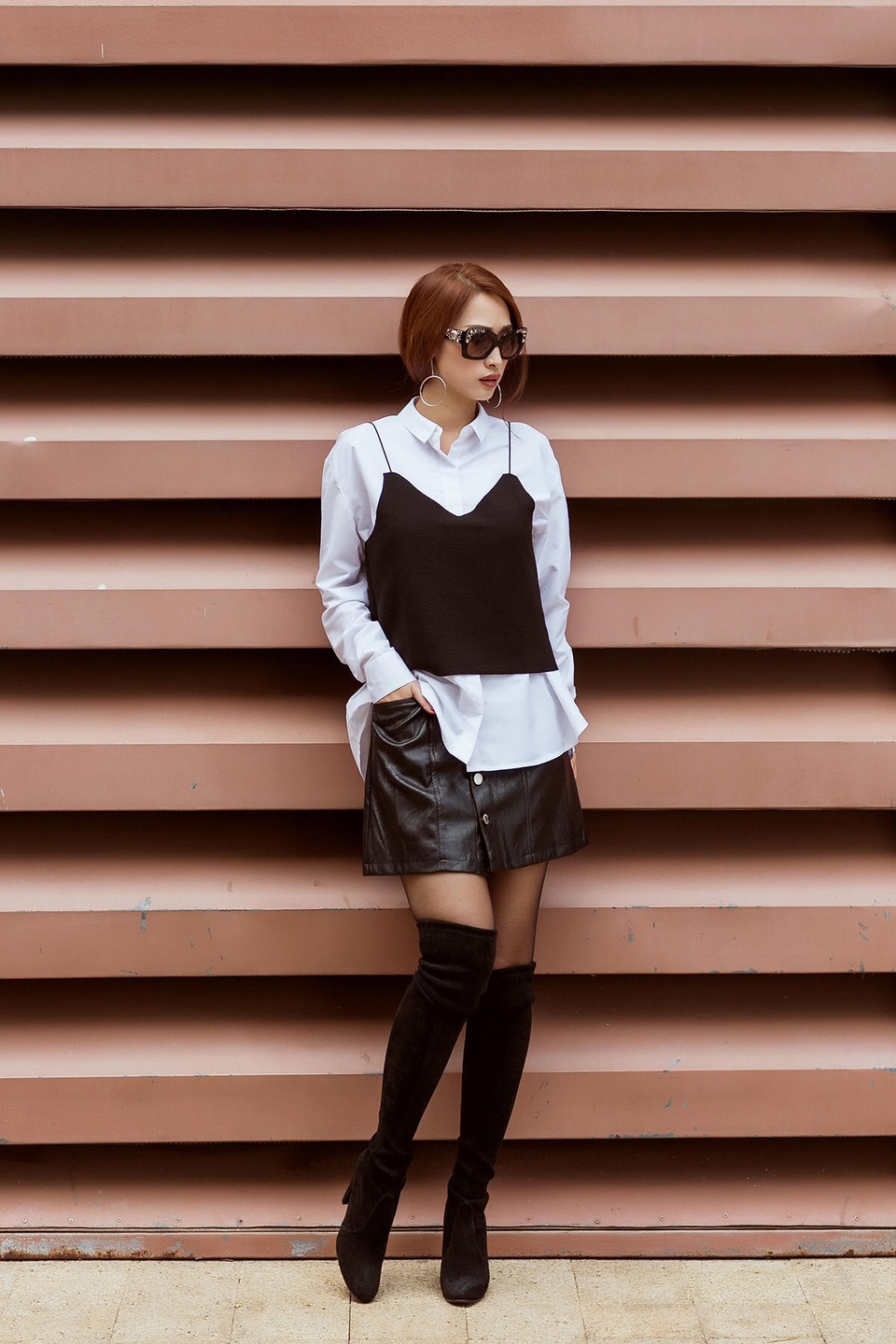 Hot girl Quỳnh Thy diện style “chất lừ” ra phố ngày se lạnh - 6 Đây là gợi ý độc đáo cho những cô nàng có cá tính mạnh. Chiếc áo hai dây mặc ngoài áo sơ mi đang là một trong những xu hướng hot nhất năm nay.