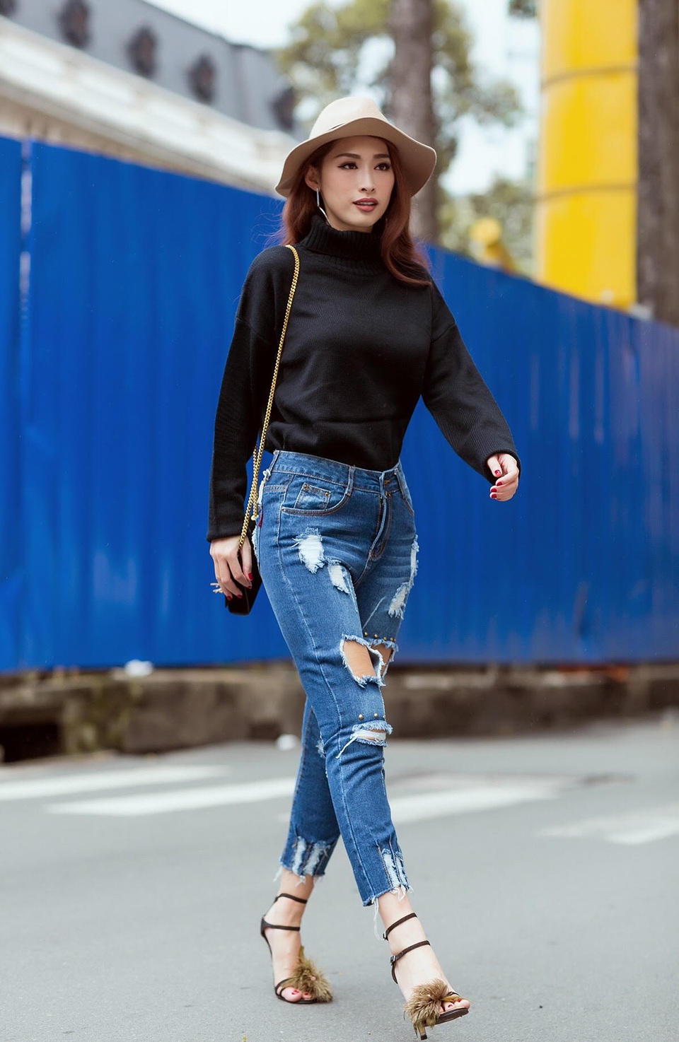 Hot girl Quỳnh Thy diện style “chất lừ” ra phố ngày se lạnh - 11 Đôi giày mà người đẹp diện là một trong những phụ kiện được rất nhiều cô nàng mê mẩn.