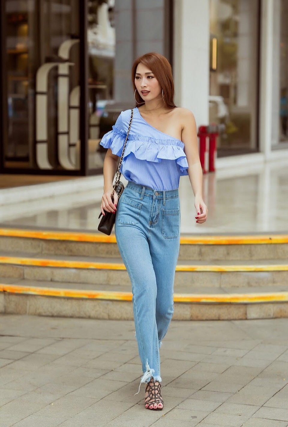 Hot girl Quỳnh Thy diện style “chất lừ” ra phố ngày se lạnh - 5 Chiếc quần jean cạp cao là sự kết hợp tuyệt vời. Điểm nhấn là phần nhún bèo ở ngực giúp Quỳnh Thy trở nên điệu đà, nữ tính hơn hẳn.