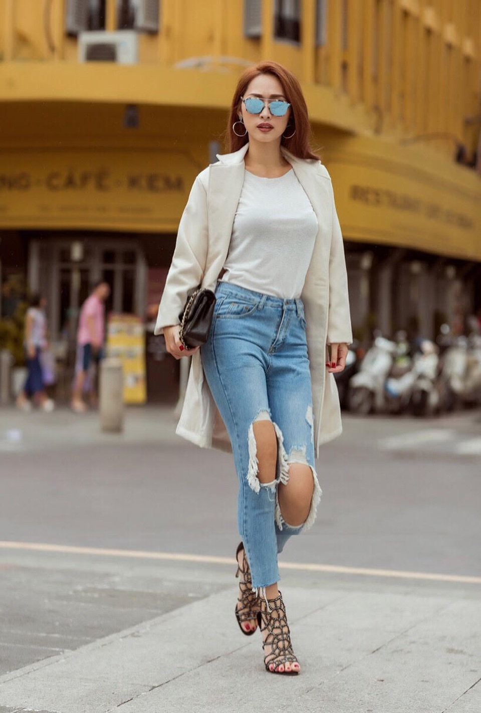 Hot girl Quỳnh Thy diện style “chất lừ” ra phố ngày se lạnh - 1 Chỉ với chiếc jacket màu trắng thanh lịch mix cùng áo thun trắng và quần jeans rách, Quỳnh Thy đã thu hút ánh nhìn bởi sự trẻ trung, năng động.