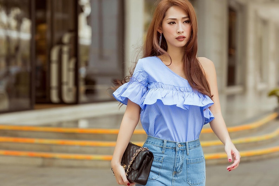 Hot girl Quỳnh Thy diện style “chất lừ” ra phố ngày se lạnh - 4 Những cô nàng trẻ trung hãy chọn cho mình một chiếc áo tông màu xanh mát mẻ.