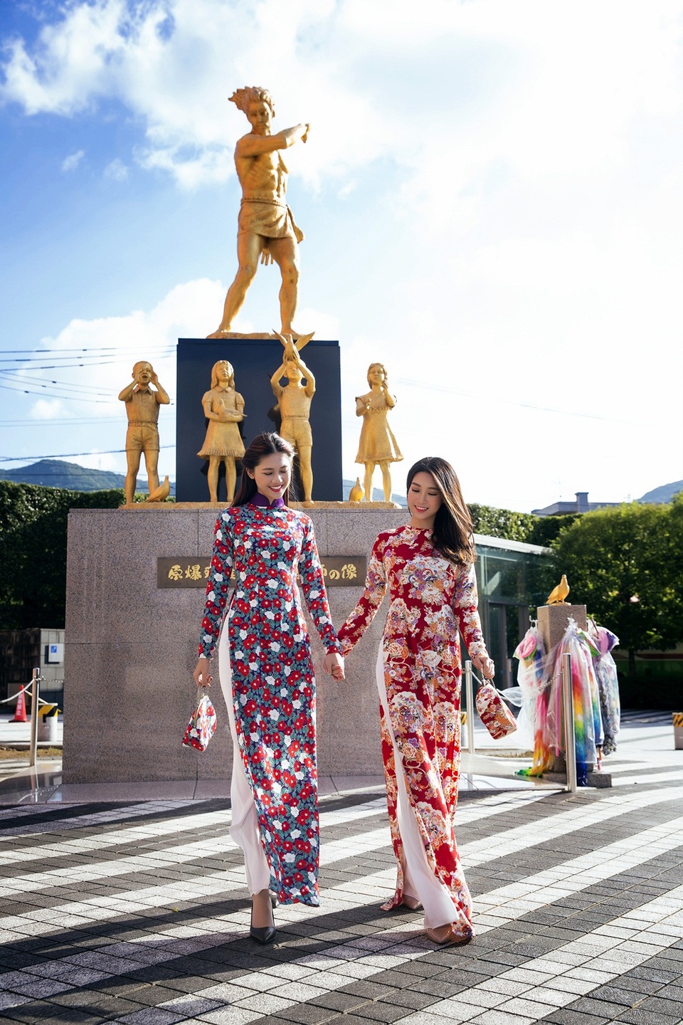 Hoa hậu Mỹ Linh (phải) và Á hậu Thanh Tú (trái) trong chuyến thăm thành phố Nagasaki.