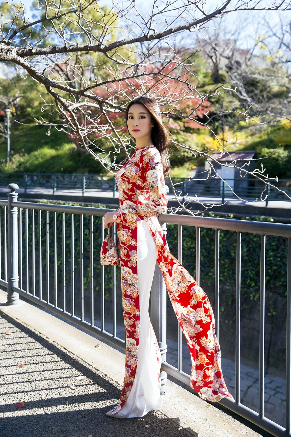 Hoa hậu Mỹ Linh, Á hậu Thanh Tú nắm tay thăm thú Nagasaki - Nhật Bản - 3