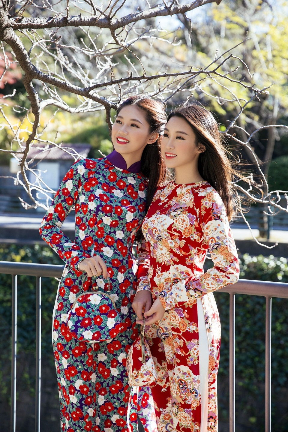 Áo dài Việt Nam nổi bật giữa cảnh sắc thiên nhiên tuyệt đẹp của Nagasakia.