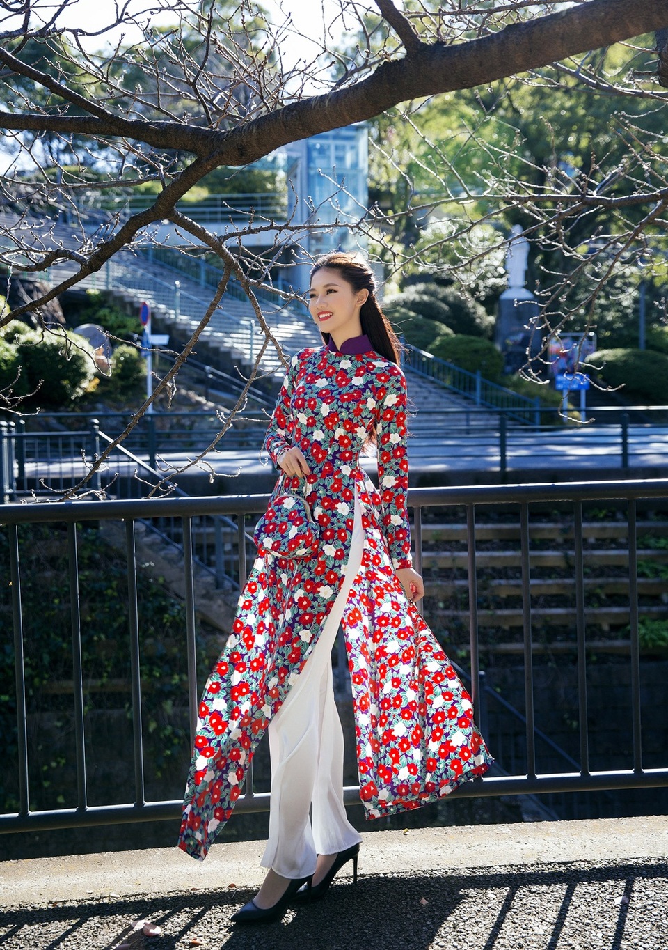 Á hậu Thanh Tú cũng duyên dáng áo dài giữa trời đông Nhật Bản.