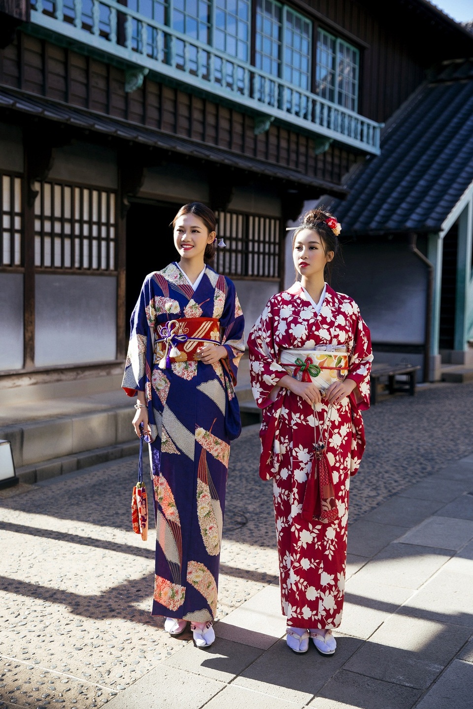 Hoa hậu Mỹ Linh, Á hậu Thanh Tú nắm tay thăm thú Nagasaki - Nhật Bản - 13