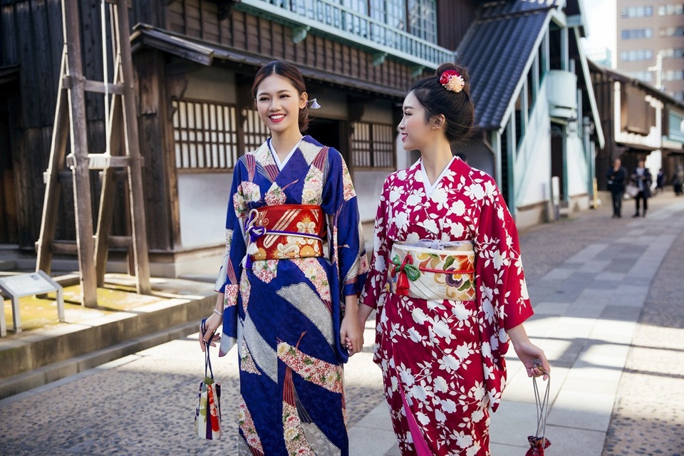 Hoa hậu Mỹ Linh, Á hậu Thanh Tú nắm tay thăm thú Nagasaki - Nhật Bản - 14