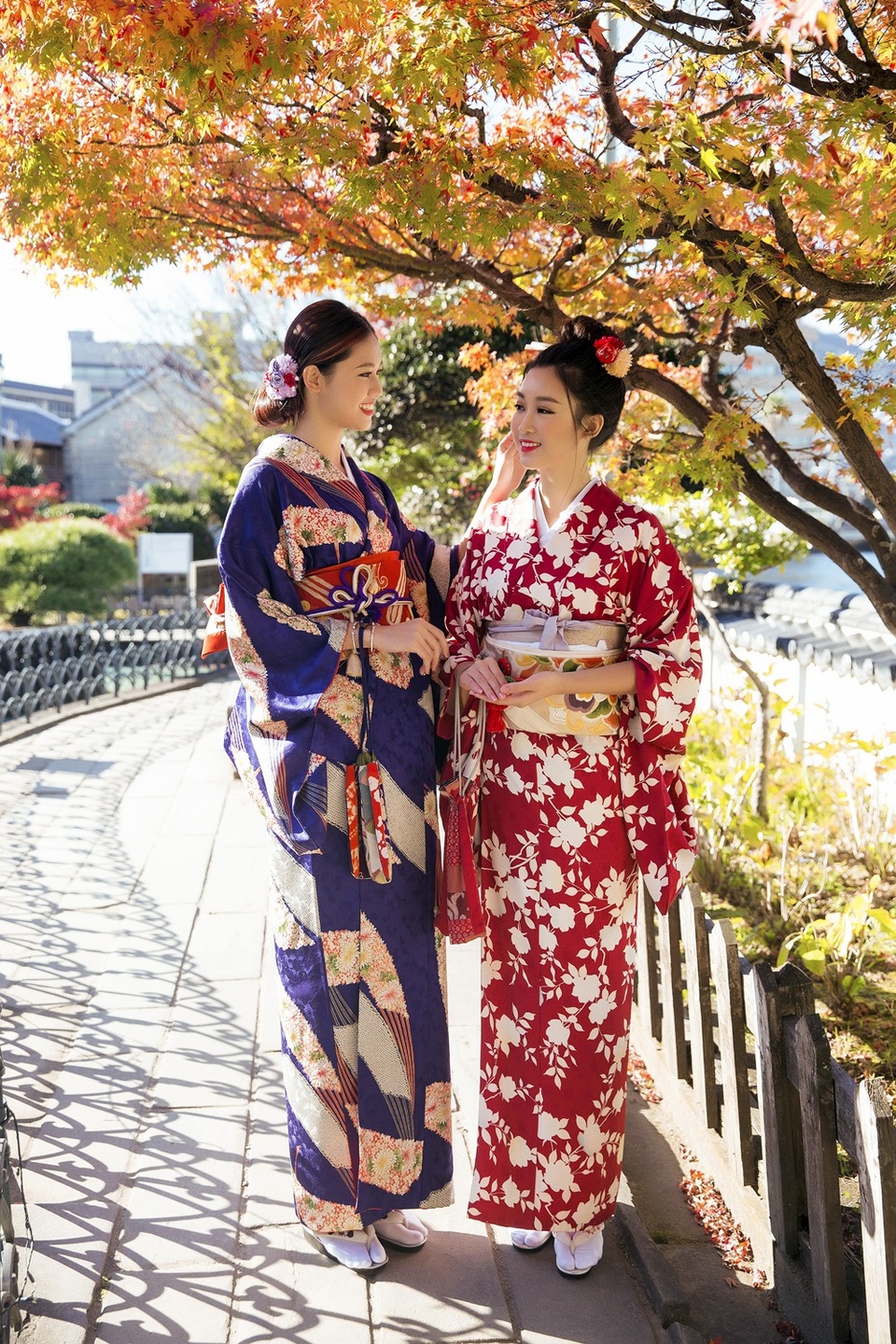 Hoa hậu Mỹ Linh, Á hậu Thanh Tú nắm tay thăm thú Nagasaki - Nhật Bản - 10