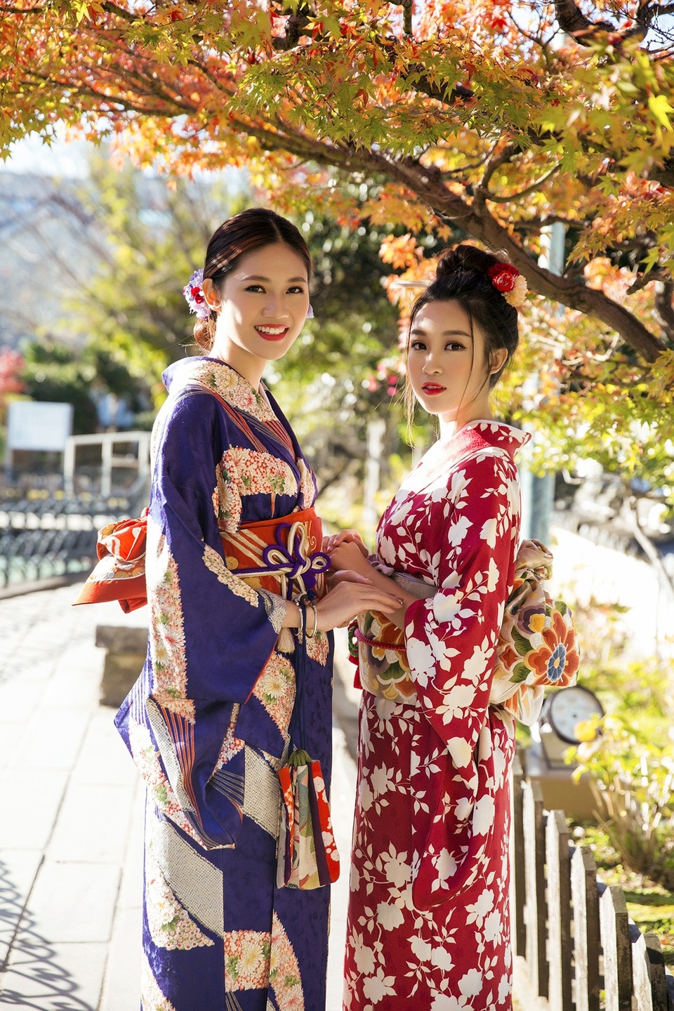 Hoa hậu Mỹ Linh, Á hậu Thanh Tú nắm tay thăm thú Nagasaki - Nhật Bản - 11