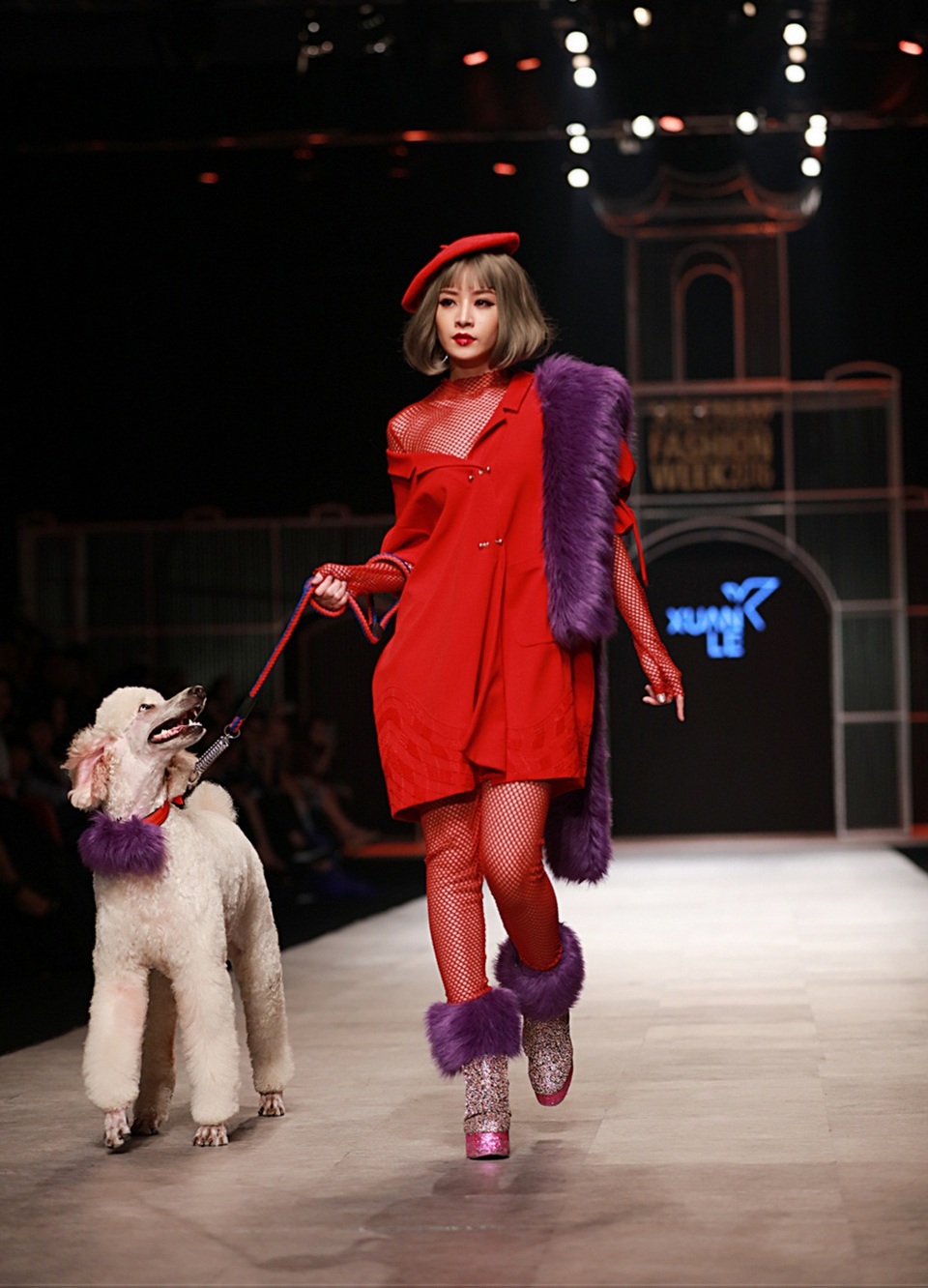 Nhiều người nhanh chóng nhận ra, bộ đồ này Chi Pu từng diện mở màn trên sàn catwalk gây ấn tượng cùng cún cưng hồi tháng 11.