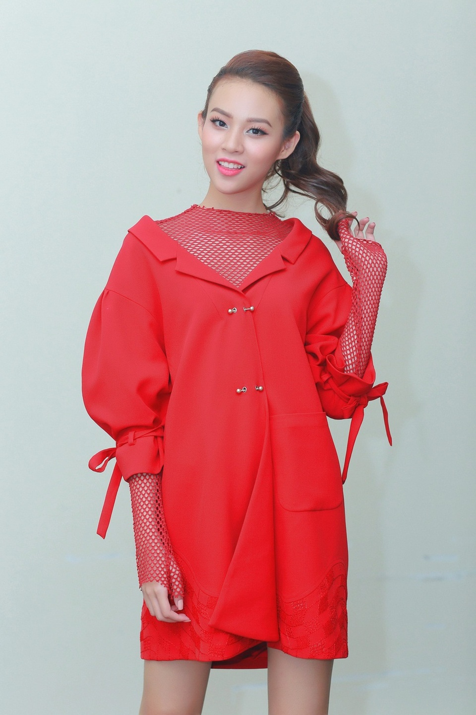 Xuất hiện tại trường quay, Phí Phương Anh chọn bộ cánh đỏ rực.