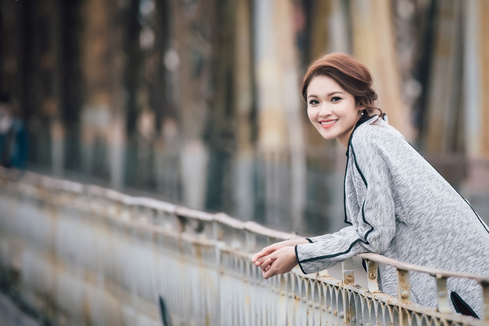 Người đẹp chọn đến cầu Long Biên đầu tiên bởi cô vô cùng yêu thích vẻ cũ kĩ, ghi đậm dấu ấn thời gian của chiếc cầu. Bên cạnh đó, từ thành cầu, cô có thể nhìn bao quát toàn cảnh thành phố ưa thích.