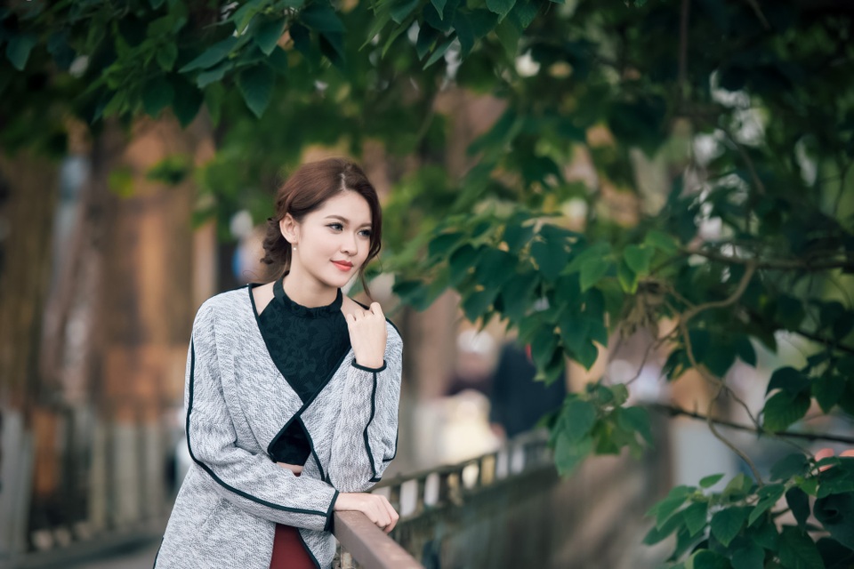 Dù không áo váy lộng lẫy, Thùy Dung vẫn thu hút ánh nhìn khi diện một bộ trang phục đúng chất mùa đông. Chiếc áo dạng yếm và quần ống rộng giúp vóc dáng thanh mảnh của Á hậu Việt Nam thêm phần nổi bật.