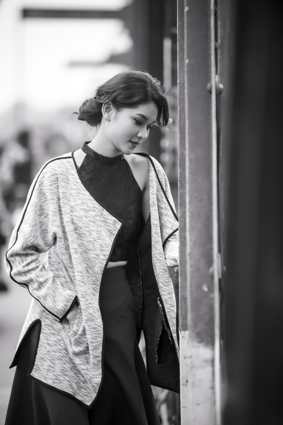 Từng chi tiết hoa trên thân áo, kèm theo màu sắc tông lạnh mang lại vẻ lãng mạn mà không kém phần hiện đại cho Thùy Dung giữa khung cảnh nhộn nhịp mùa Giáng sinh tại Thủ đô. Người đẹp cũng ghi lại những khoảnh khắc kỷ niệm giữa tiết trời se lạnh của Hà Nội đầu đông.