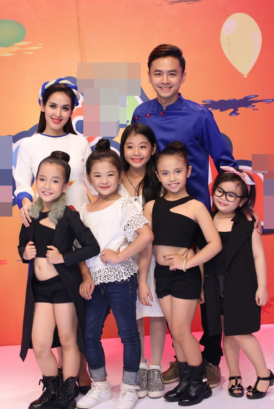 Tú Vi - Văn Anh ngọt ngào áo dài đôi, cười tít mắt cùng… catwalk - 2