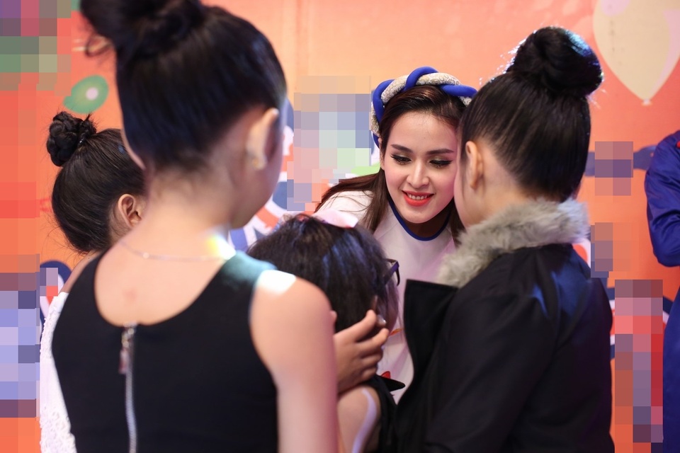 Tú Vi - Văn Anh ngọt ngào áo dài đôi, cười tít mắt cùng… catwalk - 4