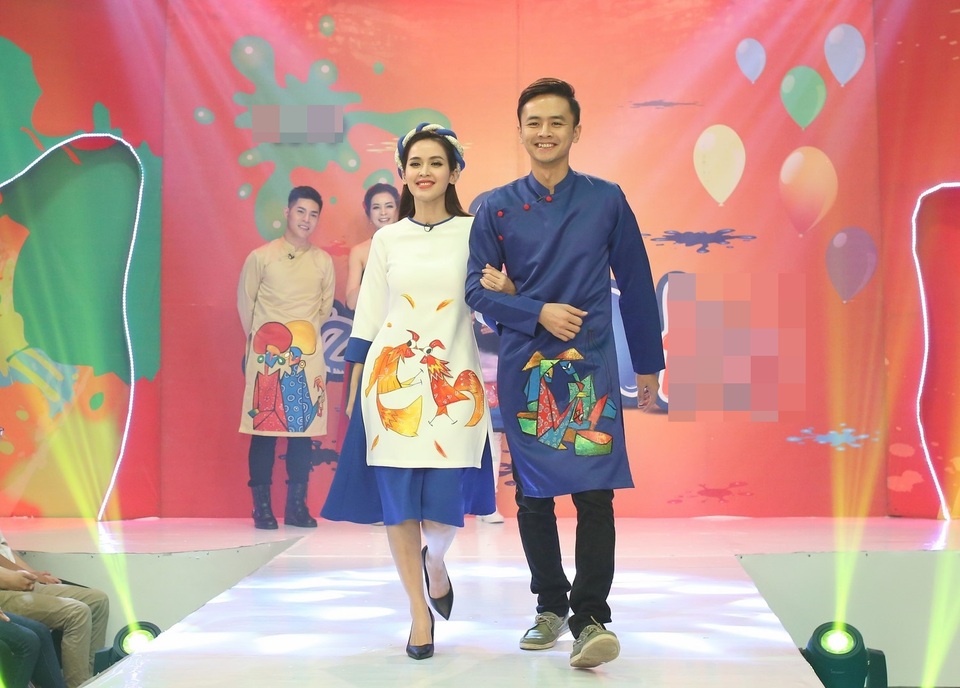 Tú Vi - Văn Anh ngọt ngào áo dài đôi, cười tít mắt cùng… catwalk - 5