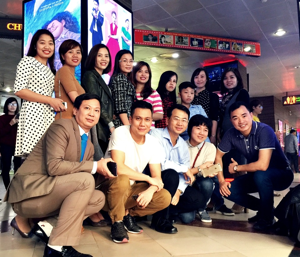 
Đại diện các đơn vị lữ hành đi xem phim Vệ sĩ tiểu thư và chàng khờ chiều ngày 10/12, giao lưu cùng Đạo diễn Việt Anh tại Hà Nội và kì vọng bộ phim được quảng bá rộng rãi hơn để xúc tiến du lịch.
