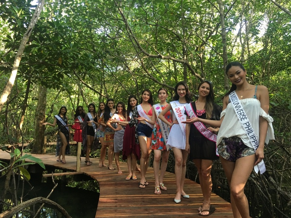 Lệ Hằng rất bất ngờ và không khỏi trầm trồ được dạo quanh hòn đảo trên những cái cây đơn sơ, ngắm những bãi biển đẹp cùng làn nước xanh trong như ngọc.