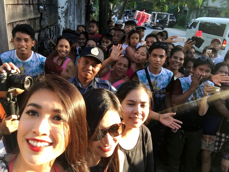 Đặc biệt, sự xuất hiện của 12 thí sinh xinh đẹp của Miss Universe 2016 nhanh chóng thu hút sự quan tâm của người dân địa phương. Họ xuống hai bên đường hay thậm chí ra tận sân bay chào đón các cô gái.