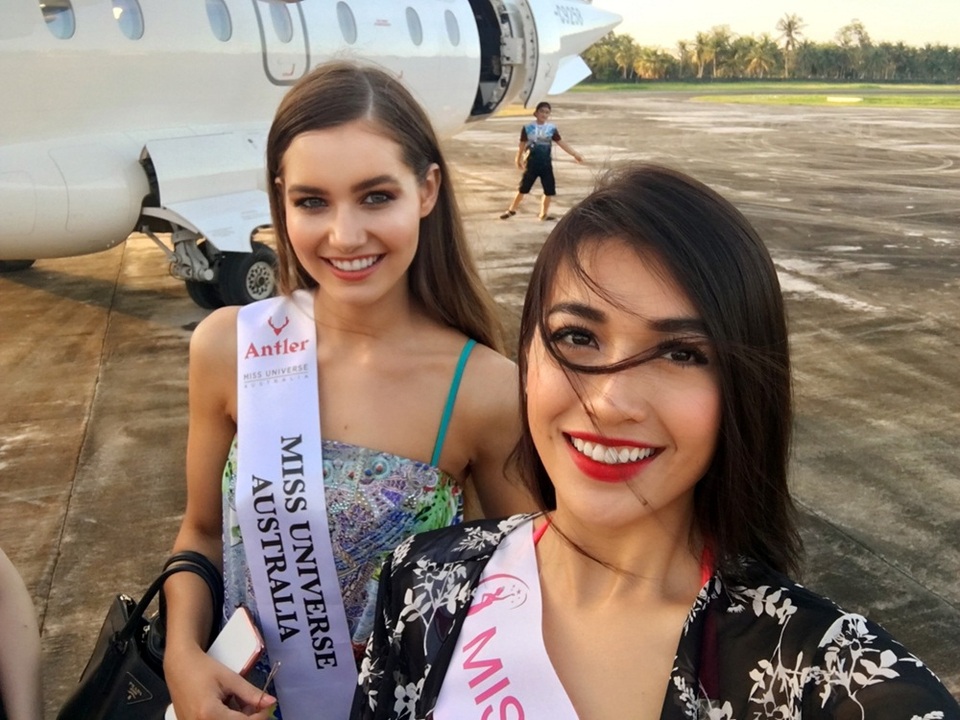 Các cô gái được sắp xếp đi cùng ban tổ chức đến quần đảo Siargao trên máy bay riêng. Thời gian cả đi và về mất gần bốn giờ đồng hồ bay.