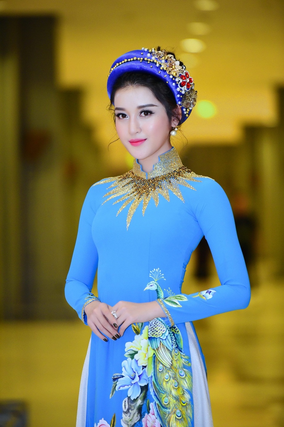 Á hậu Huyền My: “21 tuổi tôi lớn dần trong vòng tay gia đình” - 14 Á hậu khoe dáng ngọc ngà trong áo dài truyền thống.