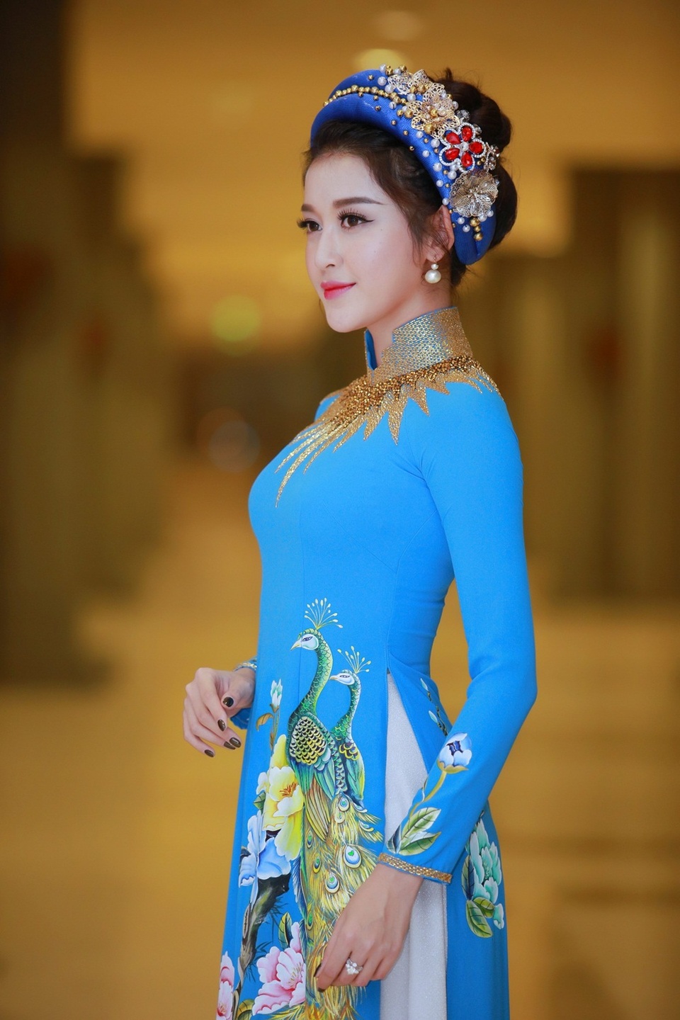 Á hậu Huyền My: “21 tuổi tôi lớn dần trong vòng tay gia đình” - 13 Vì đúng ngày sinh nhật, Huyền My vẫn tất bật với công việc.