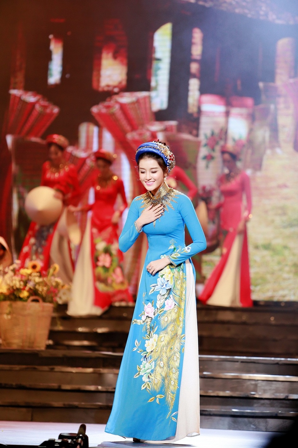 Á hậu Huyền My: “21 tuổi tôi lớn dần trong vòng tay gia đình” - 1 Á hậu Huyền My vẫn tất bật đi làm trong ngày sinh nhật.