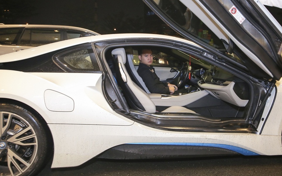 Anh tự lái siêu xe đưa bạn gái vào thảm đỏ.