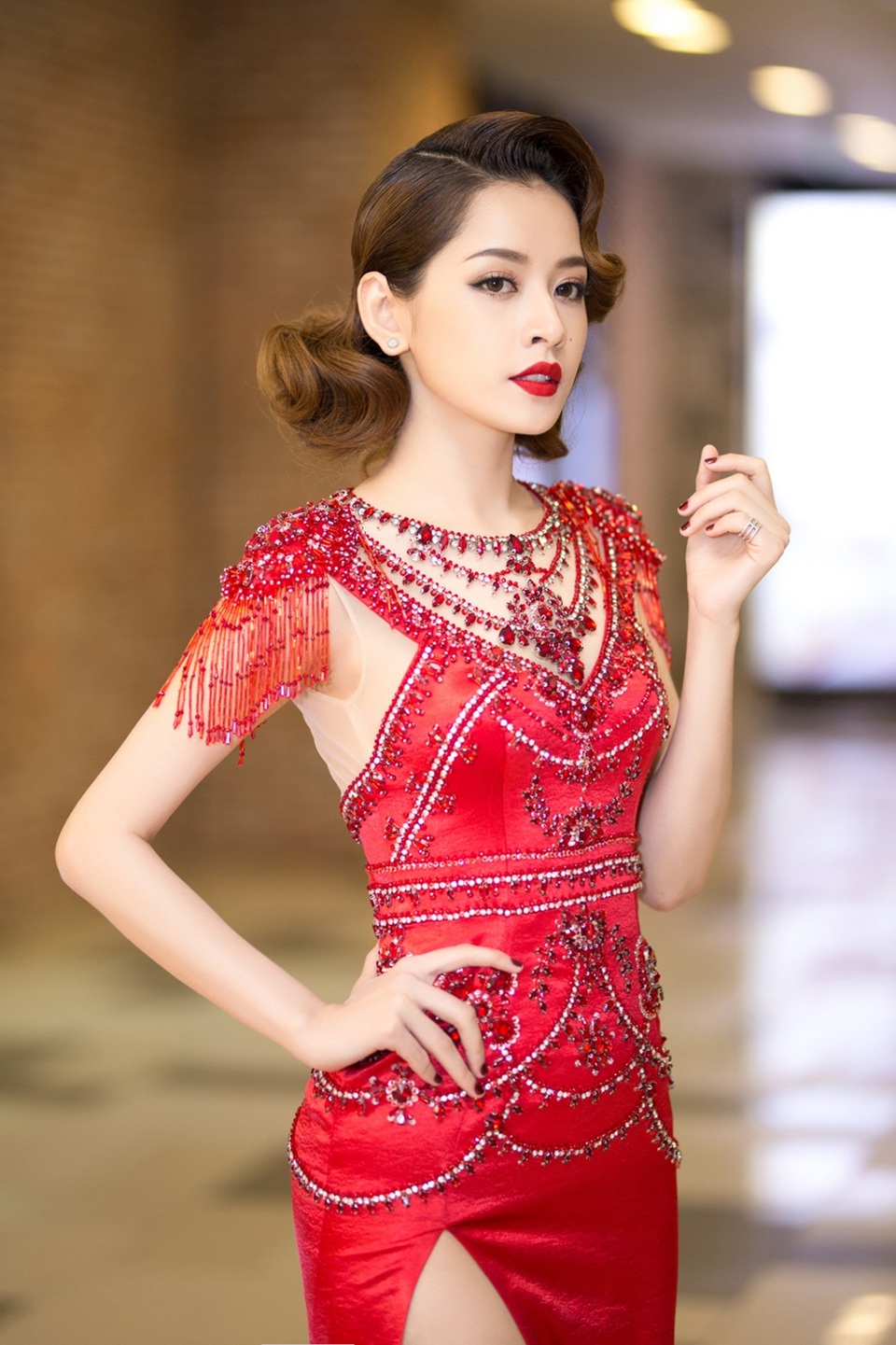 Vừa trở về sau những chuyến đi nhận giải thưởng liên tiếp ở Hàn Quốc, Chi Pu lạ lẫm với bộ váy ôm sát, khoe thân hình quyến rũ.